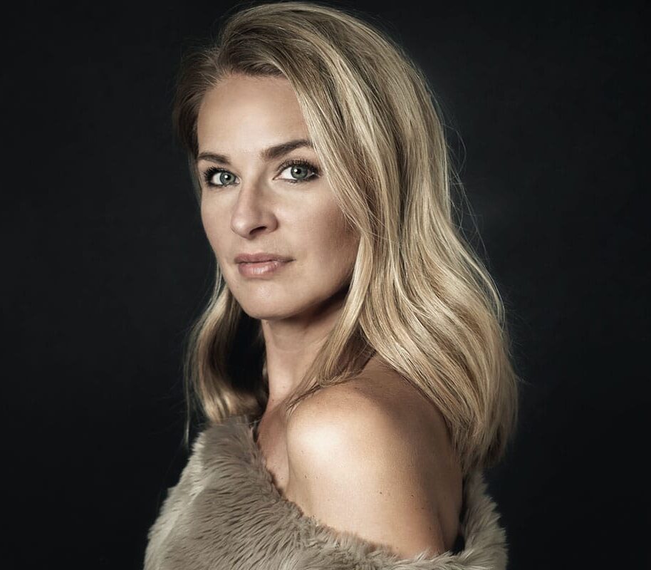 A blonde woman turned back to face the camera.