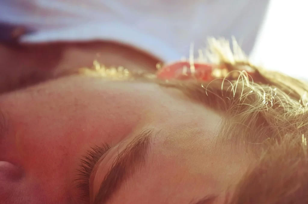 A close-up of a man's hair, with different stages of the hair growth cycle.